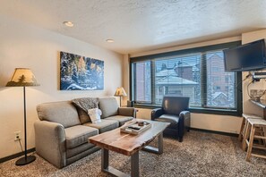 Studio, 1 grand lit et 1 canapé-lit, cuisine, vue sur la montagne (Peak 9 Hideaway) | Aire de séjour | Téléviseur à écran plat de 40 po avec télévision numérique