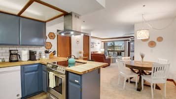 Condo, Multiple Beds, Balcony | Private kitchen | Fridge, microwave, oven, stovetop