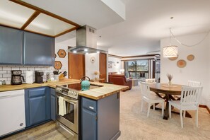 Condo, Plusieurs lits, balcon | Cuisine privée | Réfrigérateur, four à micro-ondes, un four, surface de cuisson