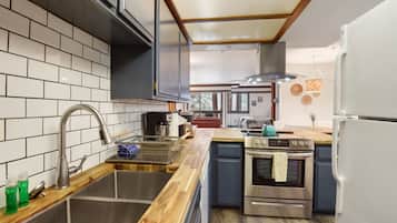 Condo, Multiple Beds, Balcony | Private kitchen | Fridge, microwave, oven, stovetop