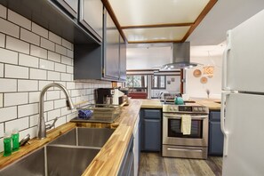 Condo, Multiple Beds, Balcony | Private kitchen