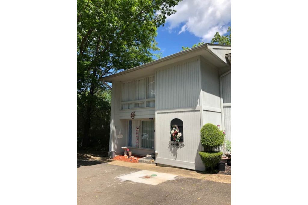 Beautiful & spacious townhome near DeSoto Lake