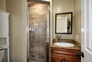 Regadera, secadora de cabello, toallas, jabón