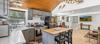 Updated Romantic Cabin close to Lake and shoppings Tesla Charger & huge parking 