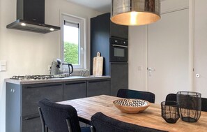 Geladeira, micro-ondas, cooktop, lava-louças