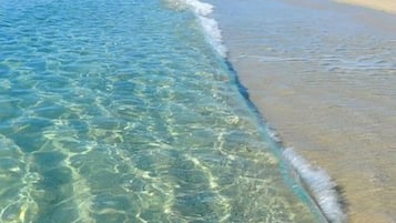 Una spiaggia nelle vicinanze, lettini da mare