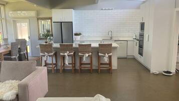 Una Smart TV, una chimenea