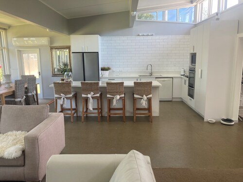 LARGE LODGE STYLE RESIDENCE