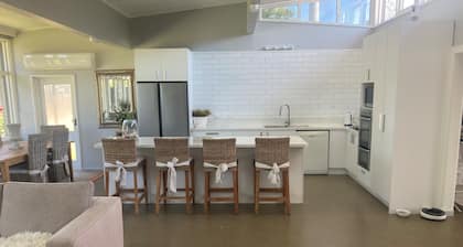 LARGE LODGE STYLE RESIDENCE