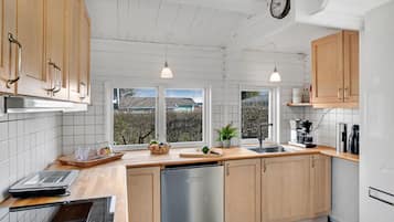 Fridge, oven, dishwasher, coffee/tea maker