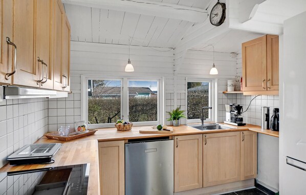 Fridge, oven, dishwasher, coffee/tea maker