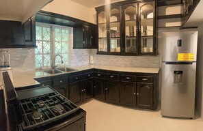 Jääkaappi, uuni, liesi, tehosekoitin