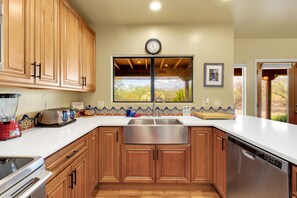 Fridge, microwave, oven, stovetop - Casa Coralina - A hidden treasure in Tanque Verde Valley (Tucson)