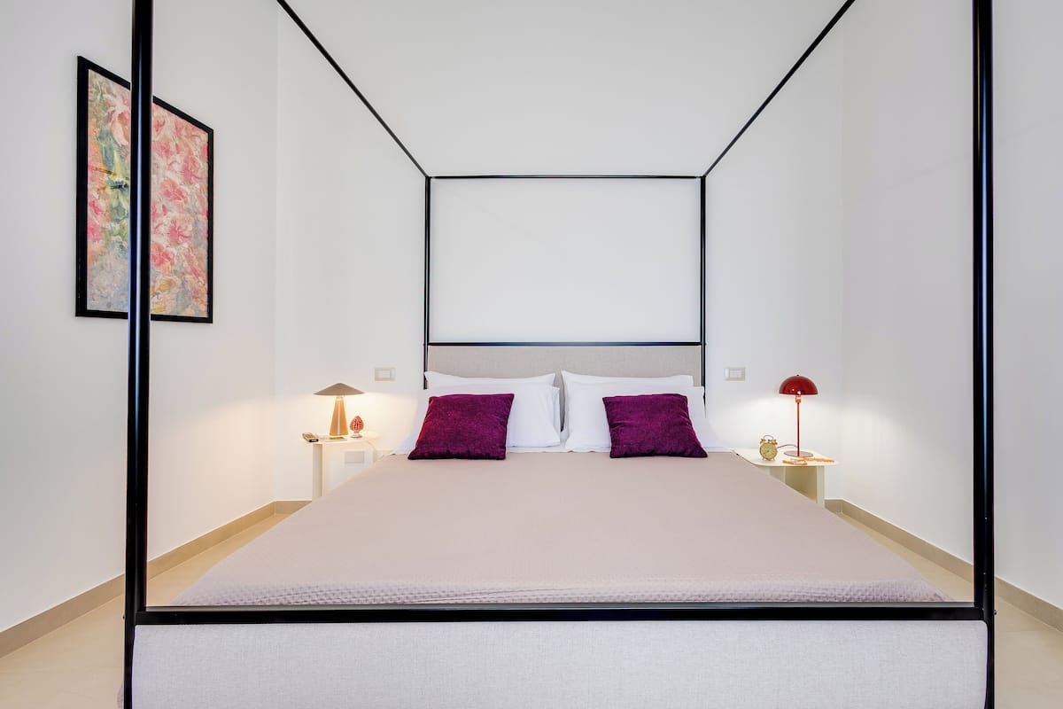 Executive Room | Premium bedding, down comforters, minibar, laptop workspace