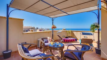 Quarto executivo, para não fumantes | Roupas de cama premium, edredons de pluma, frigobar