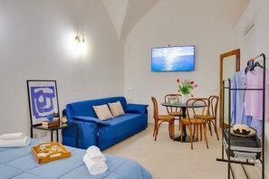 Deluxe Studio Suite, Multiple Beds, Non Smoking | Premium bedding, down duvets, minibar, laptop workspace - L'Antro di Dedalo (Sciacca)