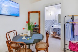 ห้องดีลักซ์สตูดิโอสวีท, หลายเตียง, ปลอดบุหรี่ | เครื่องนอนระดับพรีเมียม, ผ้านวมขนเป็ด, มินิบาร์