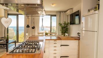 Een koelkast, een magnetron, een oven, een kookplaat