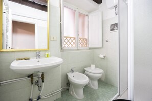 A bathroom with a sink, two toilets, a mirror, and a shower. - Ginori C in Firenze With 3 Bedrooms and 2 Bathrooms (Florence)