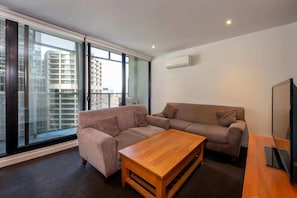 Basic Apartment, 2 Queen Beds | Living area