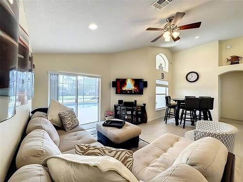 Luxury Golf Villa with Private Pool & Stunning Sunny Southern exposure all day!