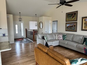 Smart TV, chimenea, reproductor de DVD y monitor de computadora 