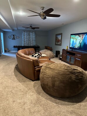 Smart-TV, Kamin, DVD-Player, Computerbildschirme