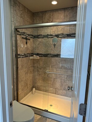 Shower, hair dryer, bidet, towels