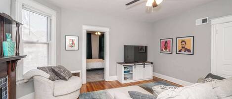 Lejlighed - 1 kingsize-seng - køkken - udsigt til have | 1 soveværelse, gratis Wi-Fi