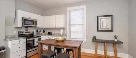 Condo, 1 King Bed, Kitchen, Garden View | Private kitchen | Fridge, microwave, oven, stovetop