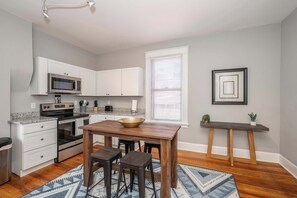 Condo, 1 King Bed, Kitchen, Garden View | Private kitchen | Fridge, microwave, oven, stovetop