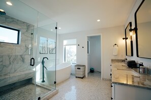 Shower, towels, soap, shampoo - Modern Luxury in Heart of Zilker (Austin)
