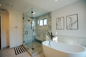 Shower, towels, soap, shampoo - Modern Luxury in Heart of Zilker (Austin)