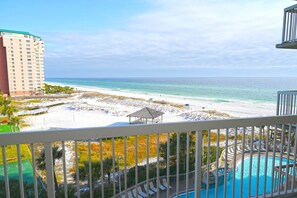 Ein Strandhotel mit Pool, Strand und Meerblick.