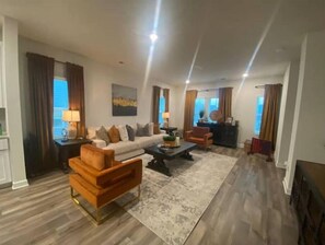 Living area - Entire Home - Brand New Cozy Modern Townhome (Charlotte)