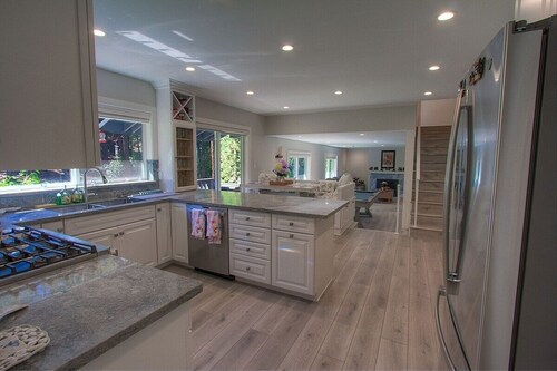 Creek Side Summit 4 Bedroom Home by RedAwning