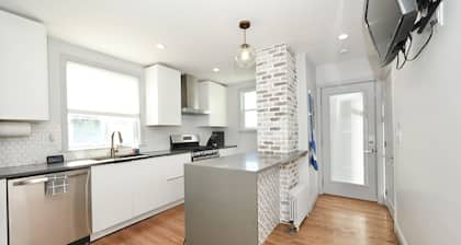 Luke House, Sleeps 14, Weddings, 2 Kitchens, Parking, Close to Airport & Boston