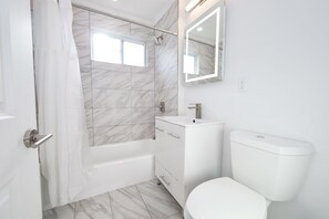 Hair dryer, towels, toilet paper - Luke House, Sleeps 14, Weddings, 2 Kitchens, Parking, Close to Airport & Boston (Everett)