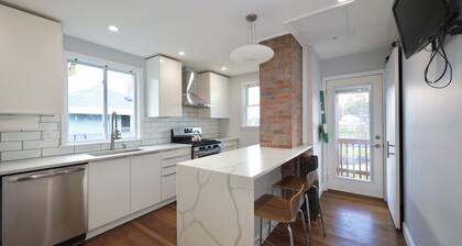 Luke House, Sleeps 14, Weddings, 2 Kitchens, Parking, Close to Airport & Boston