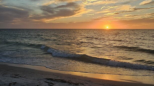 A beach with waves and a sunset. - Mandalay Bay Front Studio (Clearwater)