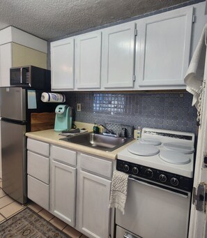 Kühlschrank, Mikrowelle, Ofen, Herdplatte