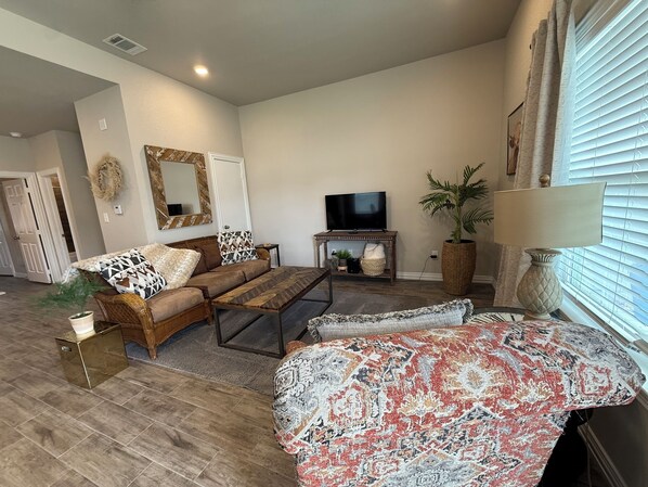 TV, fireplace - Oversized 1BR/1BA home near Hospital in Temple, TX  NEW CONSTRUCTION - monthly! (Temple)