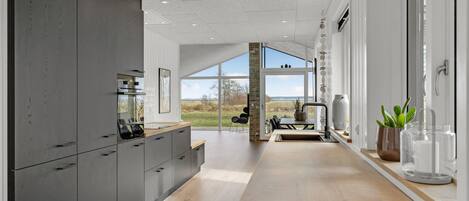 Kjøleskap, oppvaskmaskin og kaffetrakter/tekoker