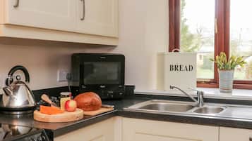 ثلاجة، غسالة أطباق، غلّاية كهربائية، محمصة خبز