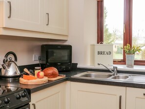 Fridge, dishwasher, electric kettle, toaster - The Hayloft at Tennant Barn (Skipton)