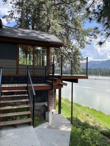 Waterfront Cabin in the center of Thompson Falls!!
