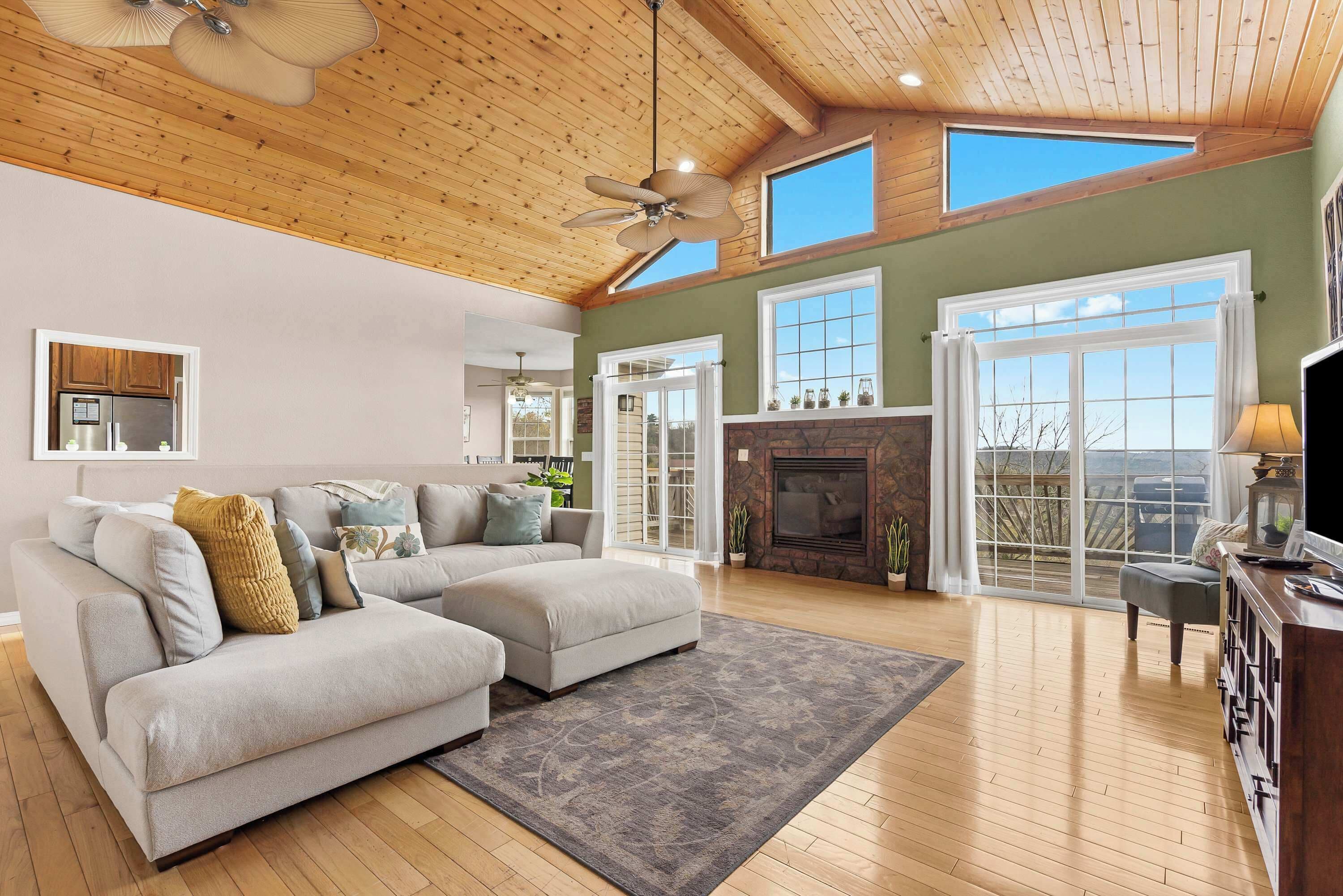 Rumah, Beberapa Tempat Tidur, patio, pemandangan gunung (The Greenview Manor) | Area keluarga | Televisi layar datar 42-inci dengan saluran TV digital