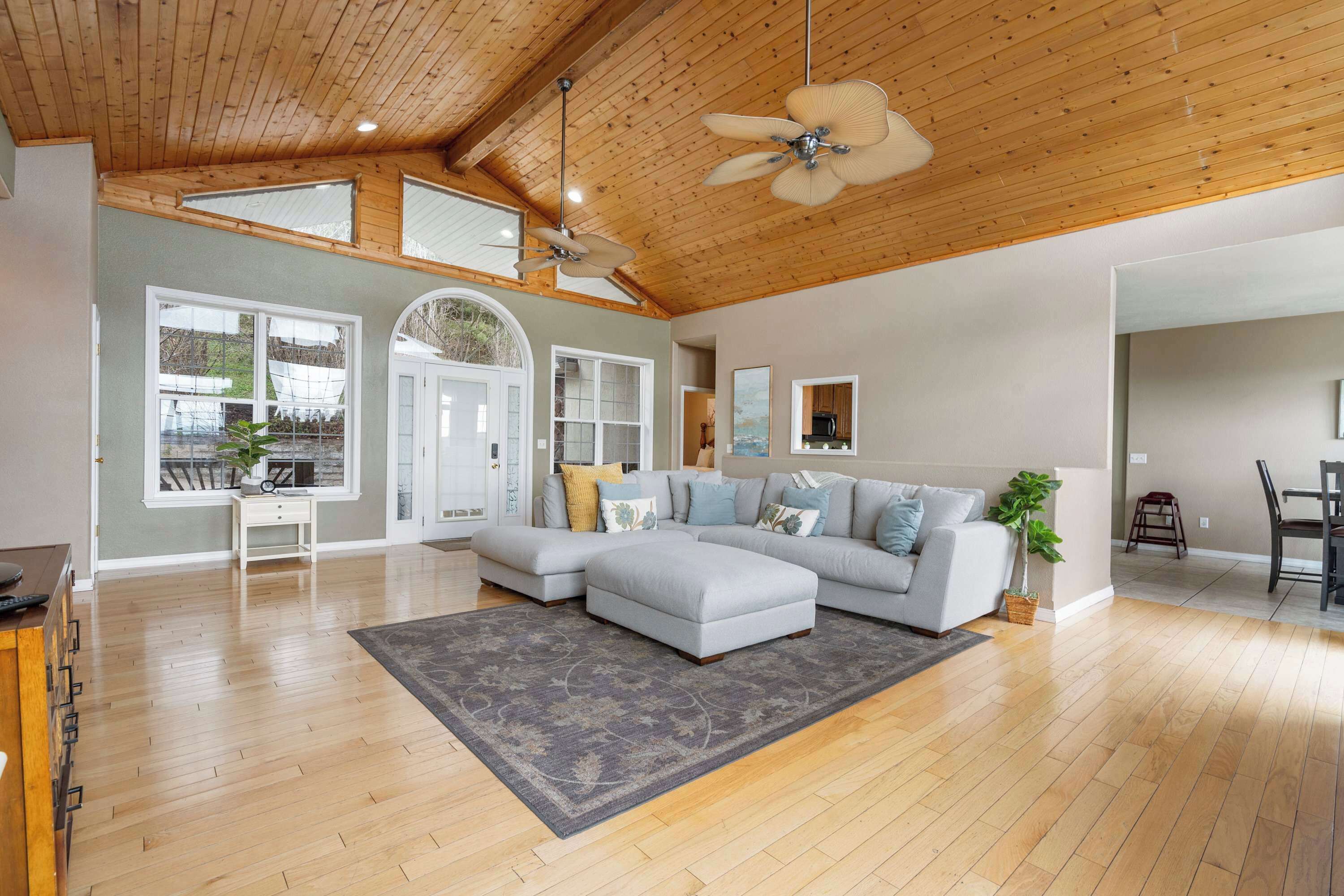 House, Multiple Beds, Patio, Mountain View (The Greenview Manor) | Living area | 42-inch flat-screen TV with digital channels