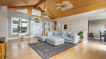 Rumah, Beberapa Tempat Tidur, patio, pemandangan gunung (The Greenview Manor) | Area keluarga | Televisi layar datar 42-inci dengan saluran TV digital