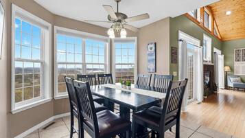 Rumah, Beberapa Tempat Tidur, patio, pemandangan gunung (The Greenview Manor) | Tempat makan